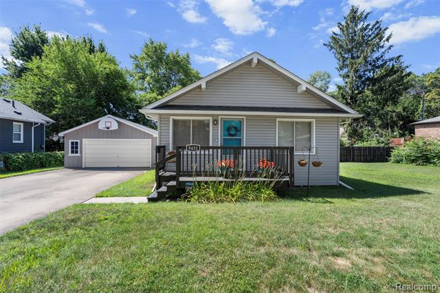 front view picture of 8431 Roseland Ct, Oak Park, MI. 48237