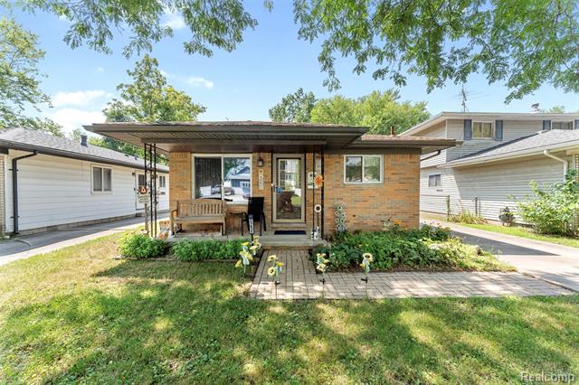 front view picture of 23631 Cora St, Trenton, MI. 48183