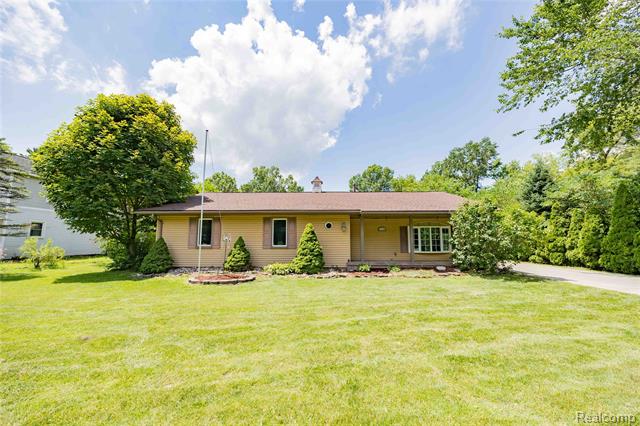front view picture of 21128 Middlebelt Rd, New Boston, MI. 48164
