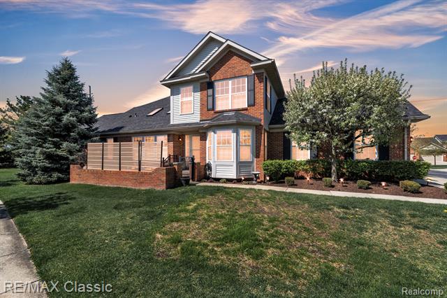 front view picture of 21643 Queens Way, Trenton, MI. 48183