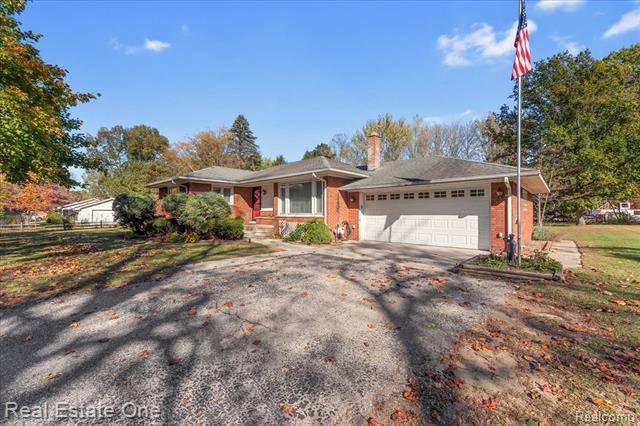 front view picture of 18185 Hannan Rd, New Boston, MI. 48164