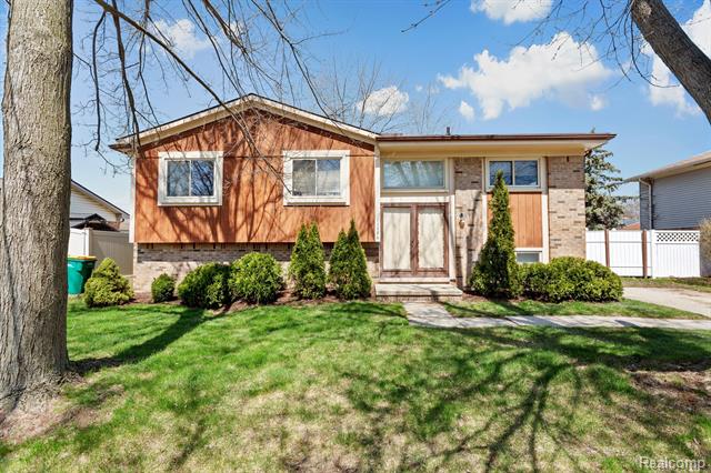 front view picture of 22236 Armstrong Ave, Riverview, MI. 48193