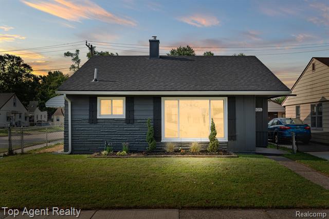 front view picture of 305 W Woodward Heights Blvd, Hazel Park, MI. 48030
