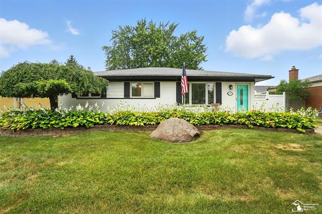 front view picture of 23326 Fairway W, Trenton, MI. 48183