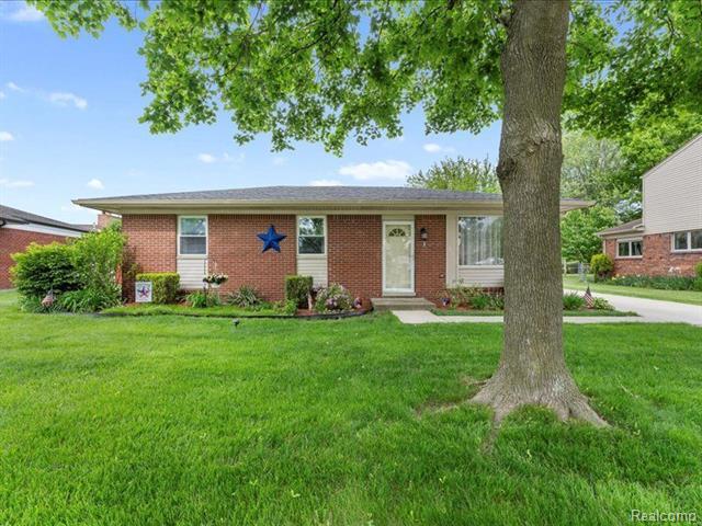 front view picture of 23124 Fairway W, Trenton, MI. 48183