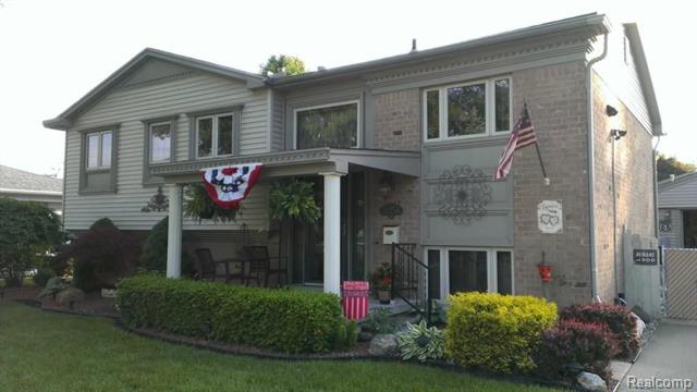 front view picture of 18256 Winwood Ave, Riverview, MI. 48193