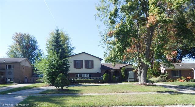 front view picture of 18242 Winwood Ave, Riverview, MI. 48193