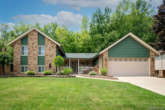 front view picture of 17800 Fox Glen, Riverview, MI. 48193