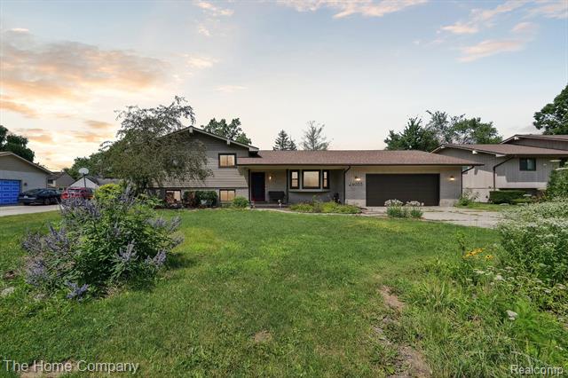 front view picture of 24055 Springbrook Dr, Farmington, MI. 48336
