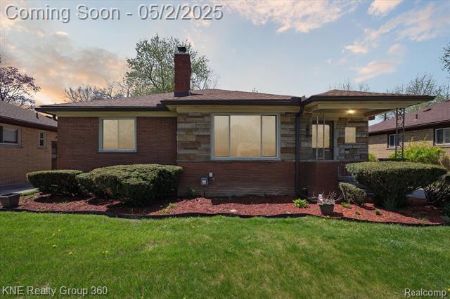 front view picture of 24091 Blackstone St, Oak Park, MI. 48237
