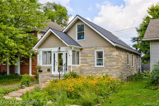 front view picture of 573 E Oakridge St, Ferndale, MI. 48220