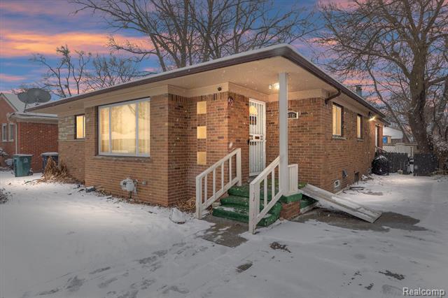 front view picture of 24081 Morton Ave, Oak Park, MI. 48237