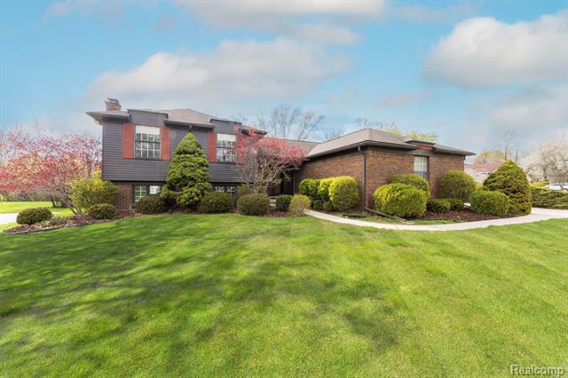 front view picture of 24137 Lori Ct, Farmington, MI. 48336