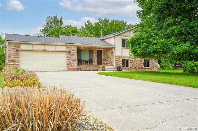front view picture of 31700 W 10 Mile Rd, Farmington, MI. 48336