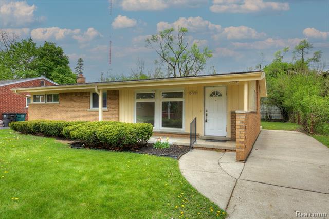 front view picture of 15120 Northfield Blvd, Oak Park, MI. 48237