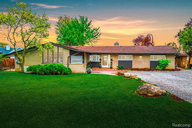 front view picture of 27607 Elba, Grosse Ile, MI. 48138