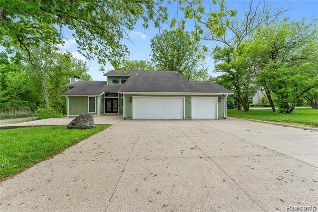 front view picture of 10161 Loma Circle, Grosse Ile, MI. 48138