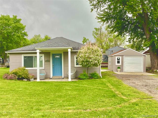 front view picture of 35274 Lake Dr, Rockwood, MI. 48173
