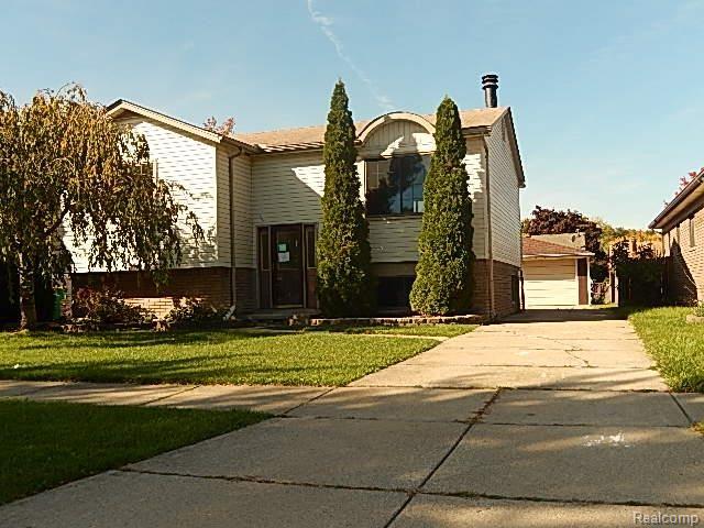 front view picture of 32054 Glaser Rd, Rockwood, MI. 48173