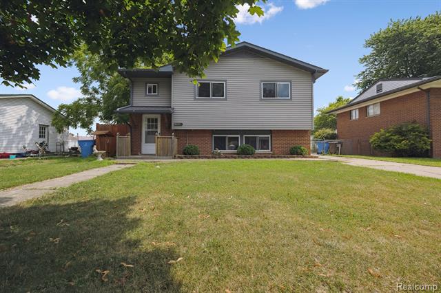 front view picture of 30011 Young, Rockwood, MI. 48173