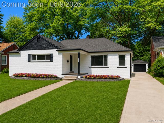 front view picture of 24221 Cloverlawn St, Oak Park, MI. 48237