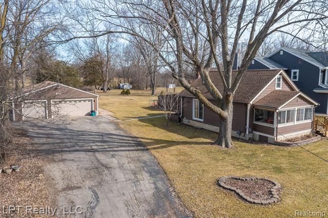 front view picture of 10440 Ruthmere, Grosse Ile, MI. 48138