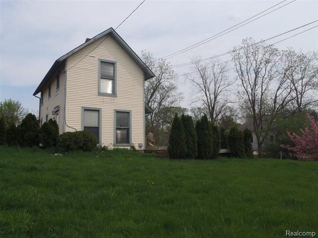 front view picture of 25653 West River, Grosse Ile, MI. 48138