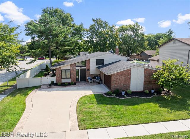 front view picture of 4645 Forest Ln, Trenton, MI. 48183