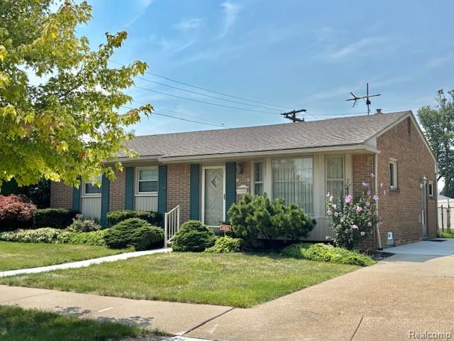 front view picture of 2605 Canterbury, Trenton, MI. 48183