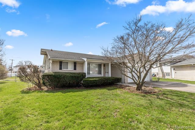 front view picture of 4151 Red Cedar Ct, Trenton, MI. 48183