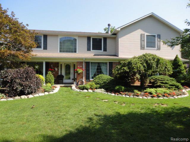 front view picture of 8842 Thorntree, Grosse Ile, MI. 48138