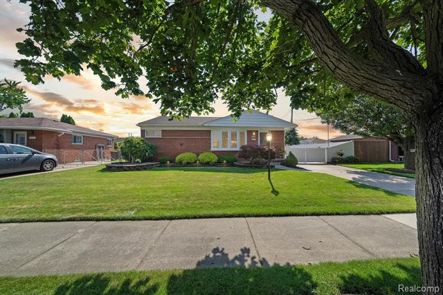 front view picture of 2961 Maxwell, Trenton, MI. 48183