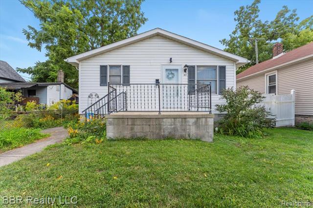 front view picture of 417 St Joseph, Trenton, MI. 48183