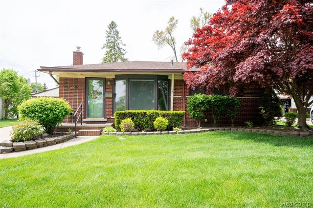 front view picture of 2450 Sherwood, Trenton, MI. 48183
