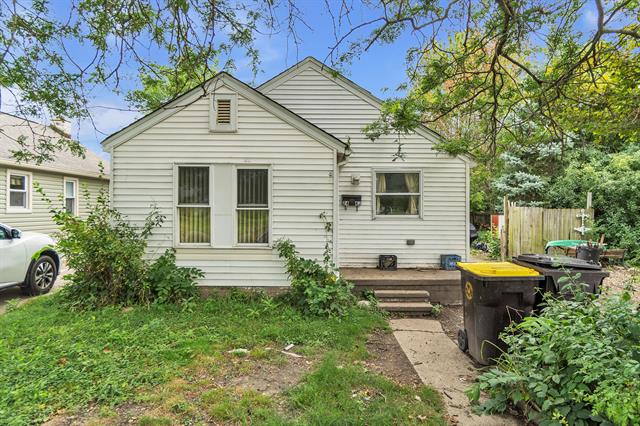 front view picture of 2463 Dickinson, Trenton, MI. 48183