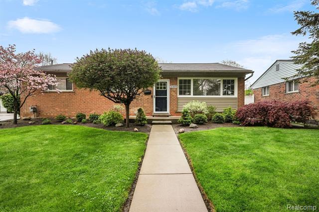 front view picture of 2309 Norwood Ct, Trenton, MI. 48183