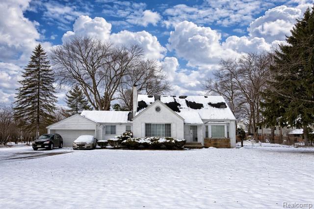 front view picture of 18510 George Washington Dr, Southfield, MI. 48075