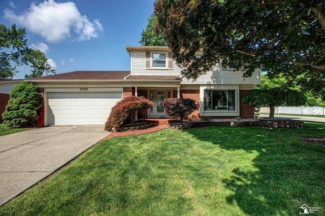 front view picture of 1700 Kenwood, Trenton, MI. 48183