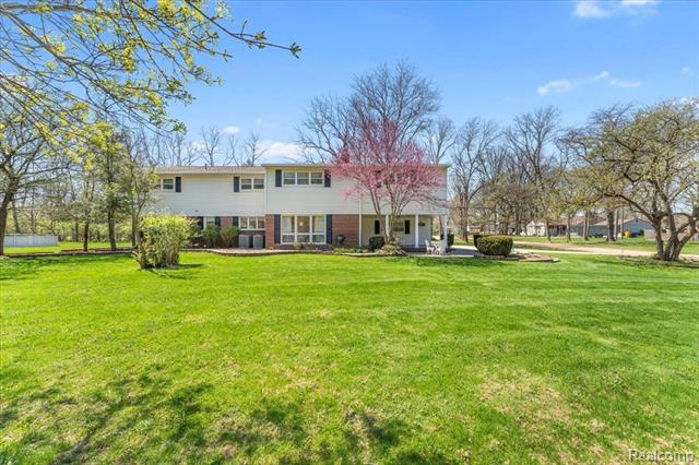 front view picture of 21220 Thorofare, Grosse Ile, MI. 48138