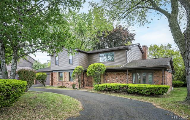 front view picture of 18851 Capitol Dr, Southfield, MI. 48075
