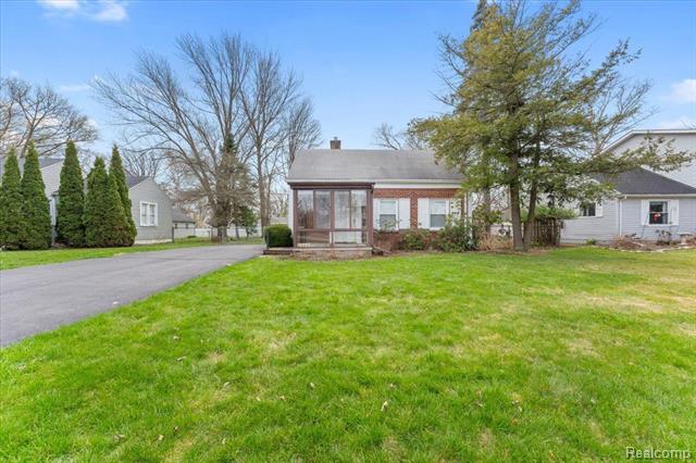 front view picture of 9249 Whitall, Grosse Ile, MI. 48138