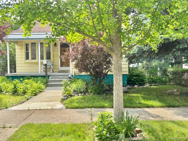 front view picture of 104 Detroit, Trenton, MI. 48183