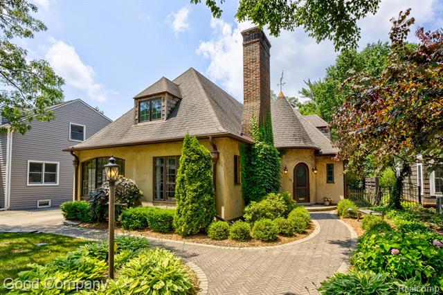 front view picture of 66 Oakdale Blvd, Pleasant Ridge, MI. 48069