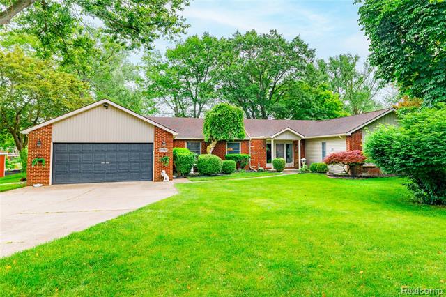 front view picture of 21781 Thorofare, Grosse Ile, MI. 48138