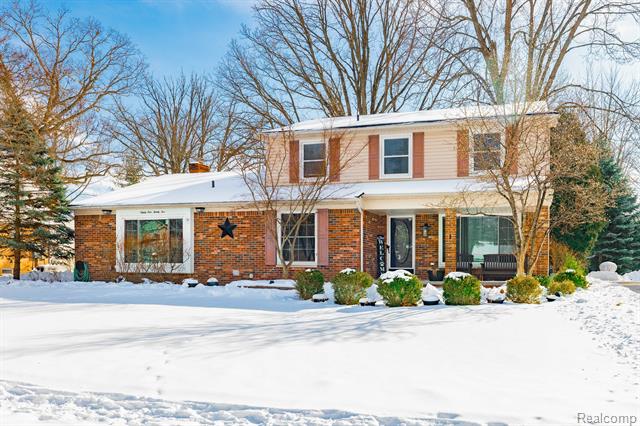 front view picture of 8425 Hampton, Grosse Ile, MI. 48138