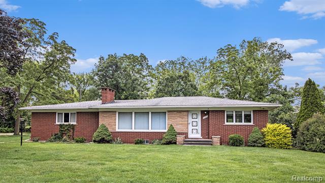 front view picture of 21556 Thorofare, Grosse Ile, MI. 48138