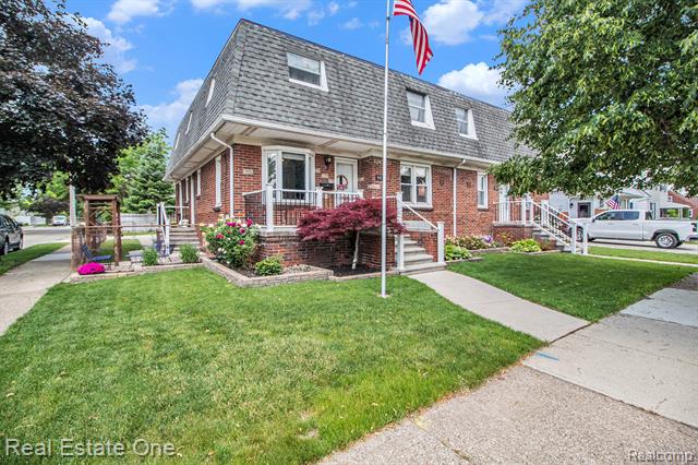 front view picture of 96 Detroit, Trenton, MI. 48183