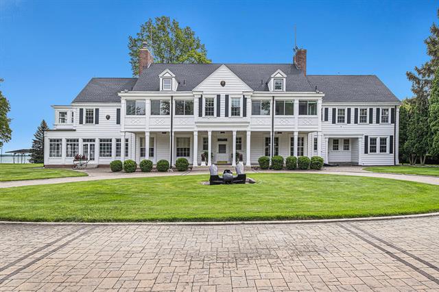 front view picture of 19123 Parke Lane, Grosse Ile, MI. 48138