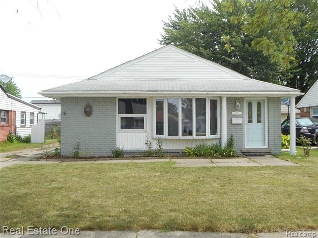 front view picture of 18627 Hinton, Riverview, MI. 48193