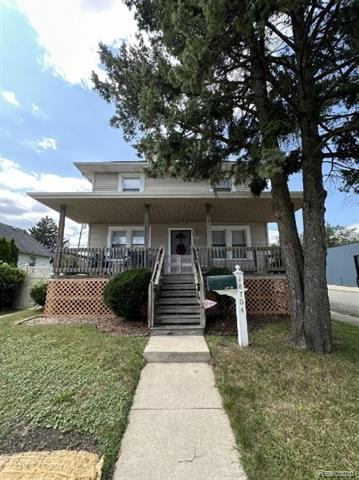 front view picture of 18704 Jefferson, Riverview, MI. 48193
